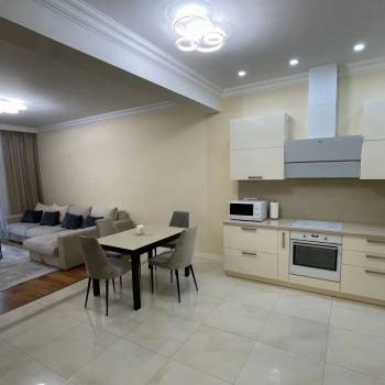 Продается 1-комнатная квартира, 82 м²