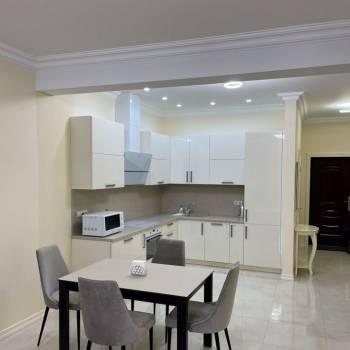 Продается 1-комнатная квартира, 82 м²