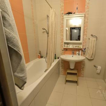 Продается 1-комнатная квартира, 54 м²