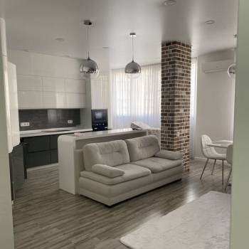 Продается 1-комнатная квартира, 83 м²