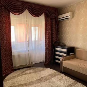 Продается 1-комнатная квартира, 42 м²