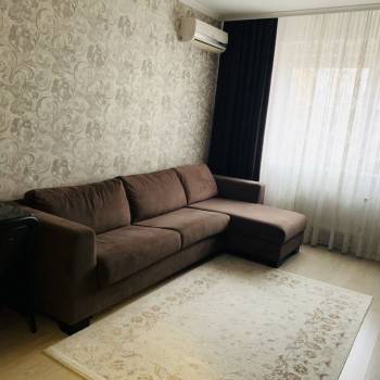 Продается 1-комнатная квартира, 42 м²