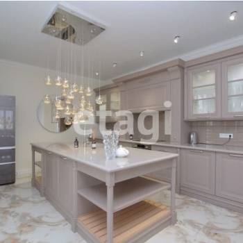 Продается 1-комнатная квартира, 120 м²