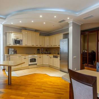 Продается 1-комнатная квартира, 140 м²