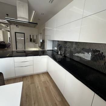 Продается 2-х комнатная квартира, 104 м²