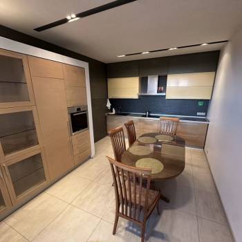 Сдается 2-х комнатная квартира, 90 м²