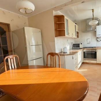 Продается 1-комнатная квартира, 63,6 м²