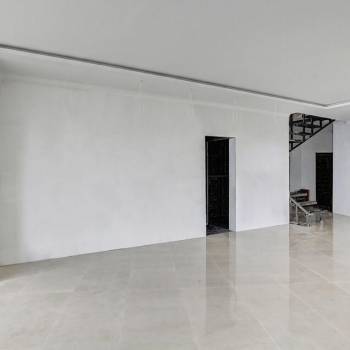 Продается 1-комнатная квартира, 180 м²