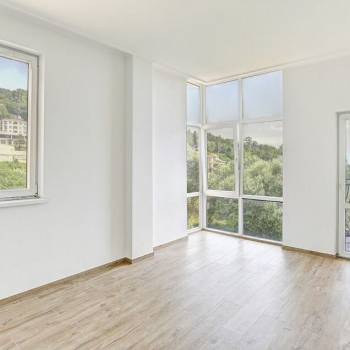 Продается 1-комнатная квартира, 180 м²