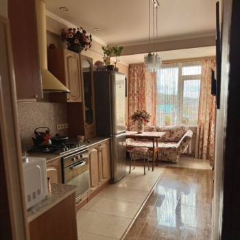 Продается Многокомнатная квартира, 77 м²