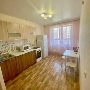 Продается 1-комнатная квартира, 37 м²