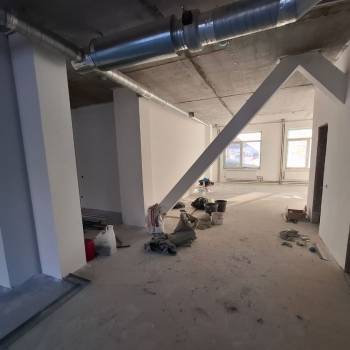 Продается 1-комнатная квартира, 130 м²
