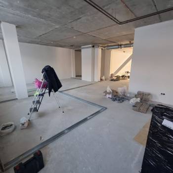 Продается 1-комнатная квартира, 130 м²