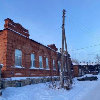 Продается 1-комнатная квартира, 180 м²